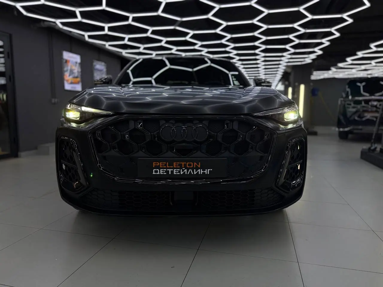 Оклейка Audi Q5 в сатиновую полиуретановую пленку 200 мкм: шелковый финиш и надежная защита